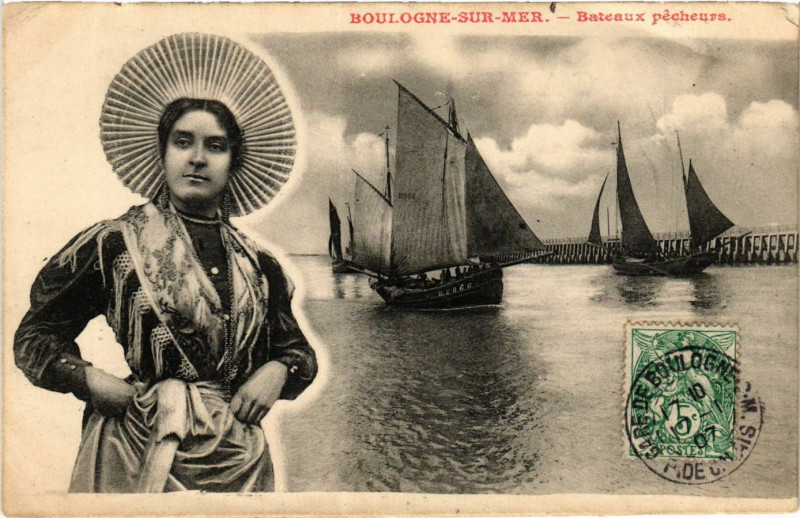 Carte postale ancienne Boulogne-sur-Mer Bateaux pécheurs à Boulogne-sur-Mer