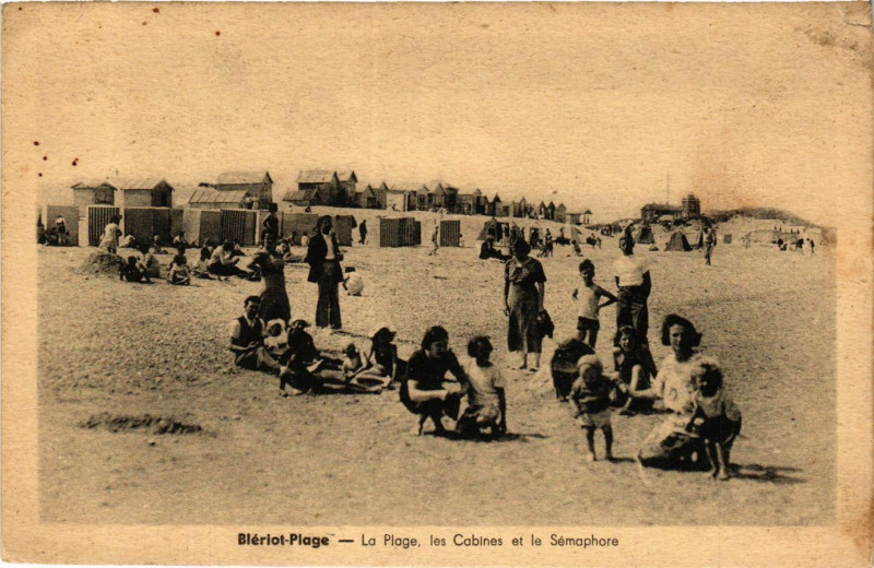 Carte postale ancienne Bleriot Plage La Plage les Cabines et le Sémaphore