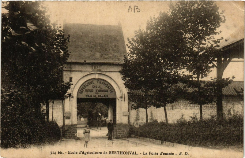 Carte postale ancienne Berthonval Ecole d'Agriculture-La Porte d'entrée