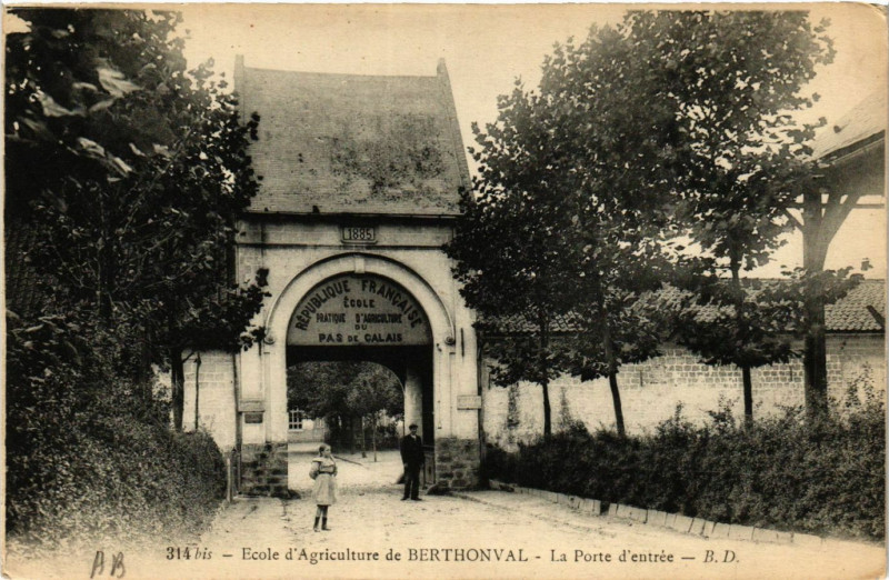 Carte postale ancienne Berthonval Ecole d'Agriculture-La Porte d'entrée