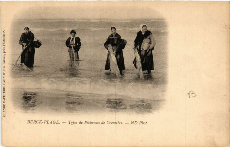 Carte postale ancienne Berck-Plage Types de Pécheuses de Crevettes à Berck