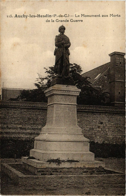Carte postale ancienne Auchy Les Hesdin Le Monument aux Morts de La Grande Guerre à Hesdin