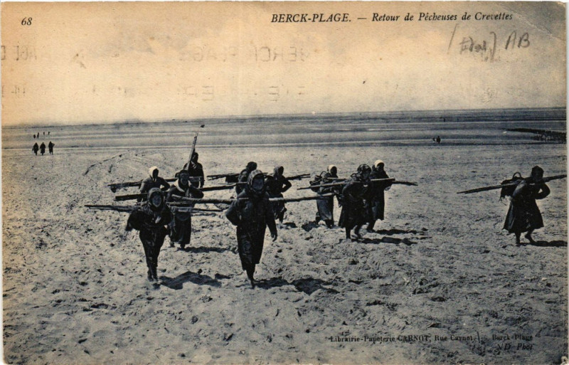 Carte postale ancienne Berck-Plage Retour de Pécheuses de Crevettes à Berck