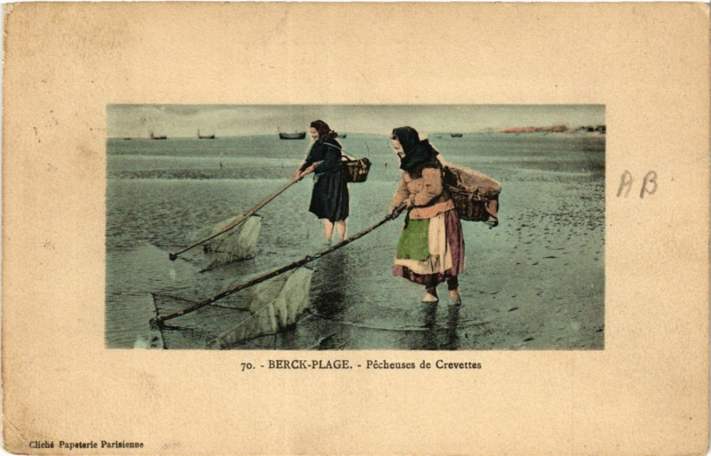 Carte postale ancienne Berck-Plage Pécheuses de Crevettes à Berck