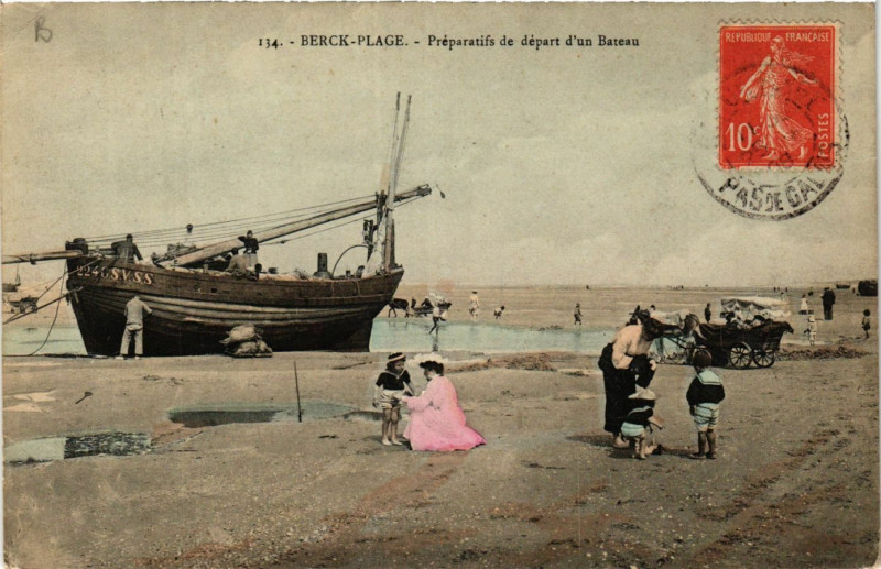 Carte postale ancienne Berck-Plage Préparatifs de départ d'un Bateau à Berck