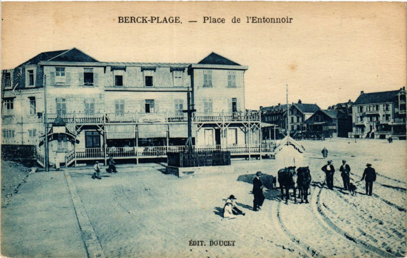 Carte postale ancienne Berck-Plage Place de l'Entonnoir à Berck
