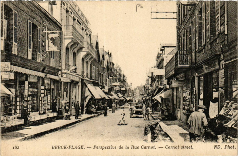 Carte postale ancienne Berck-Plage Perspective de la Rue Carnot à Berck