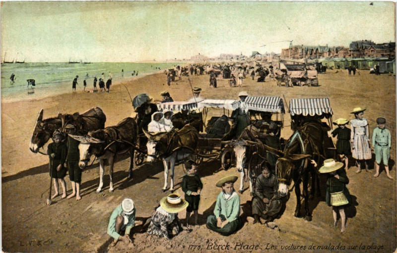 Carte postale ancienne Berck-Plage Les voitures de malades sur la plage à Berck