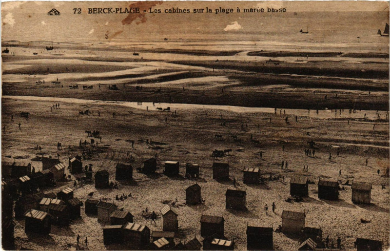 Carte postale ancienne Berck-Plage Les Cabines sur la plage a marée basse à Berck