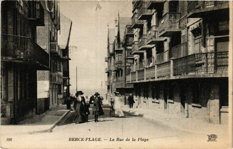 Carte postale ancienne Berck-Plage La Rue de la Plage à Berck