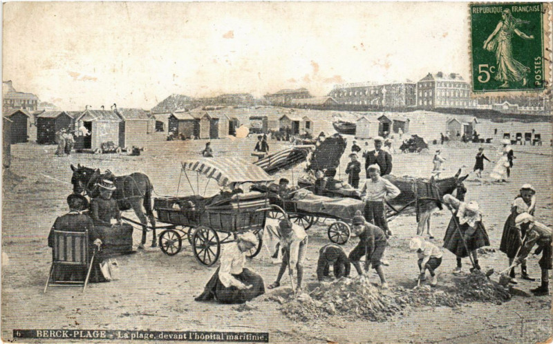 Carte postale ancienne Berck-Plage La Plage devant l'hopital maritime à Berck