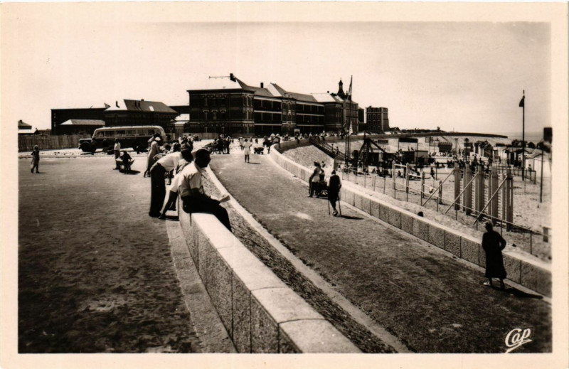 Carte postale ancienne Berck-Plage L'Hopital Maritime et l'Esplanade à Berck
