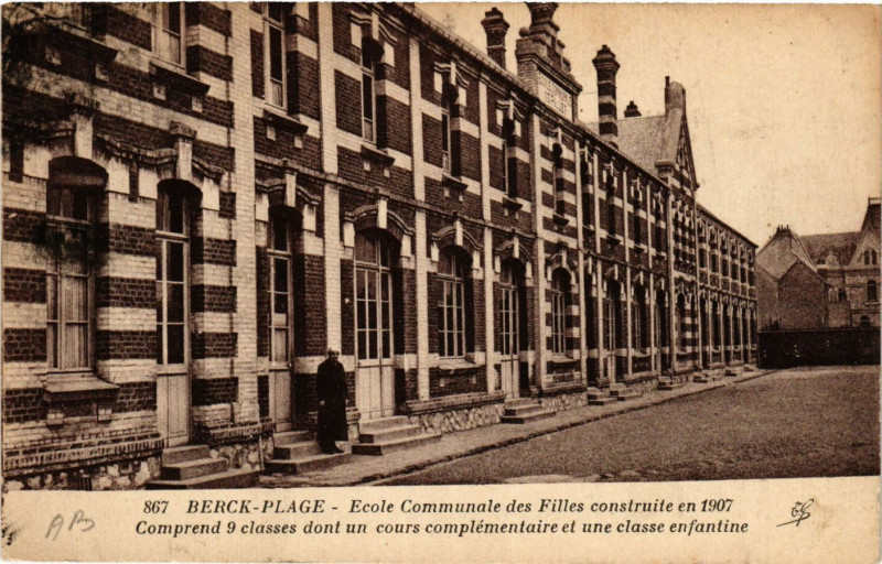 Carte postale ancienne Berck-Plage Ecole Communale des Filles à Berck