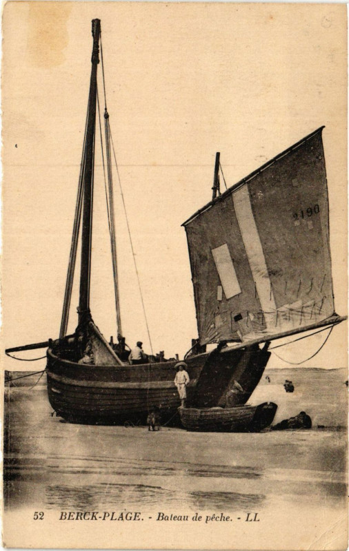 Carte postale ancienne Berck-Plage Bateau de péche à Berck