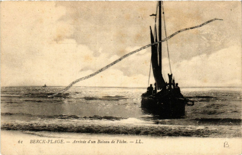 Carte postale ancienne Berck-Plage Arrivée d'un Bateau de Péche à Berck
