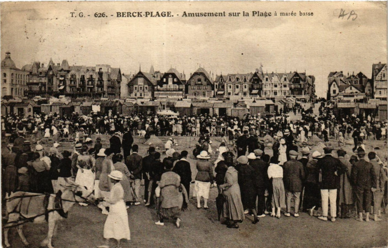 Carte postale ancienne Berck-Plage Amusements sur la Plage a marée basse à Berck