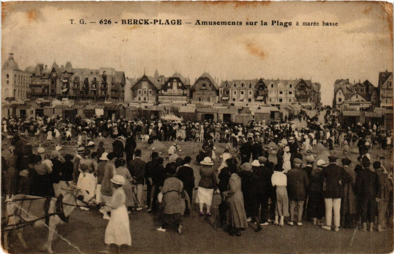 Carte postale ancienne Berck-Plage Amusements sur la Plage a marée basse à Berck
