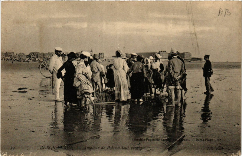 Carte postale ancienne Berck-Plage Amateur de Poisson tout vivant à Berck