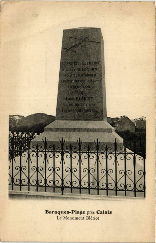 Carte postale ancienne Baraques Plage Le Monument Bleriot