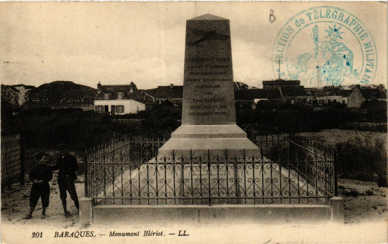 Carte postale ancienne Baraques Monument Bleriot