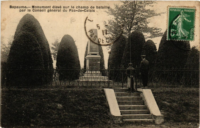 Carte postale ancienne Bapaume Monument élevé sur le Champ de bataille à Bapaume