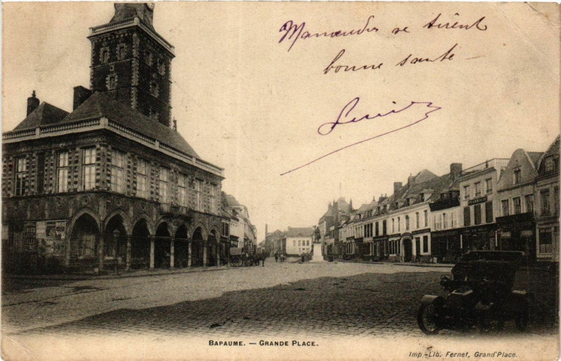 Carte postale ancienne Bapaume Grande Place à Bapaume