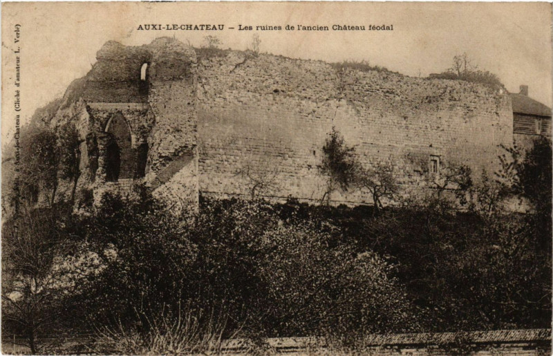 Carte postale ancienne Auxi-le-Chateau Les ruines de l'ancien Chateau féodal à Auxi-le-Château