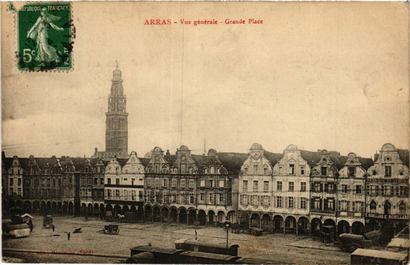 Carte postale ancienne Arras Vue générale-Grande Place à Arras