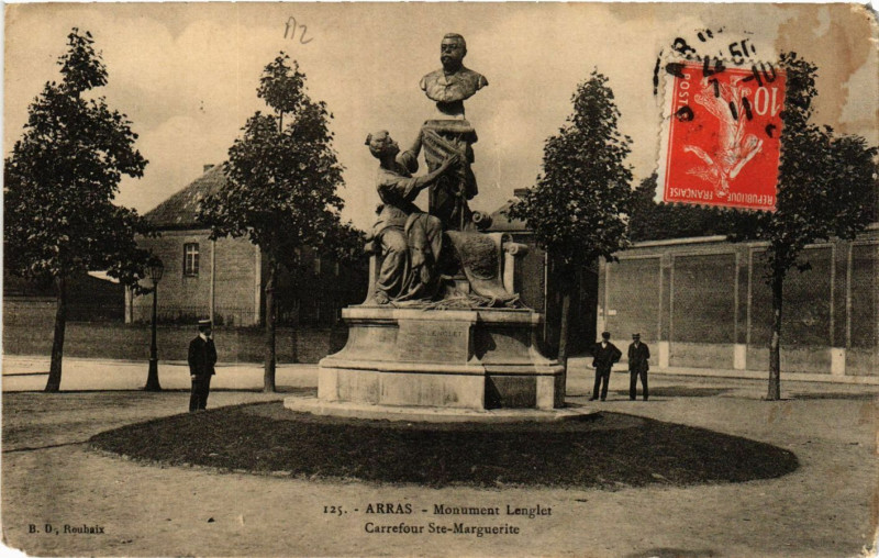 Carte postale ancienne Arras Monument Lenglet-CarrefourSainte-Marguerite à Arras