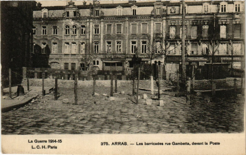 Carte postale ancienne Arras Les barricades rue Gambetta devant la Poste à Arras
