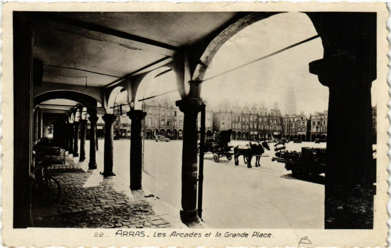 Carte postale ancienne Arras Les Arcades et la Grande Place à Arras