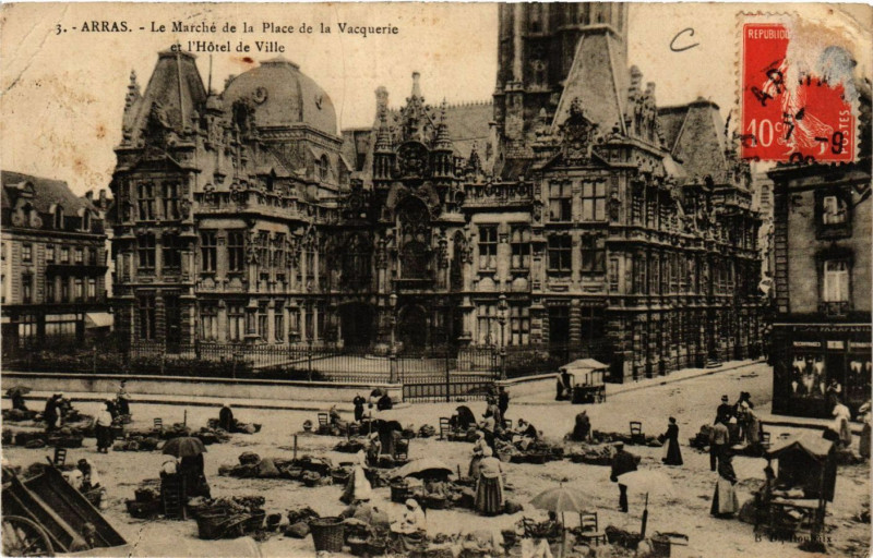 Carte postale ancienne Arras Le Marché de la Place de la Vacquerie et l'Hotel de Ville à Arras