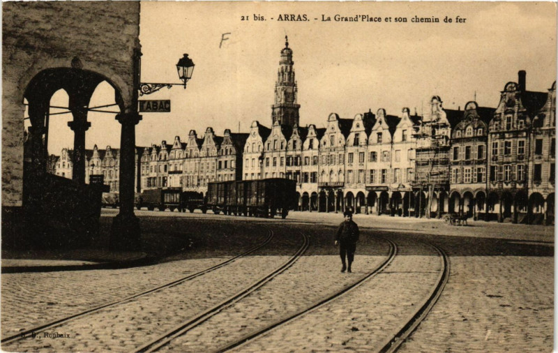 Carte postale ancienne Arras Le Grand Place et son chemin de fer à Arras