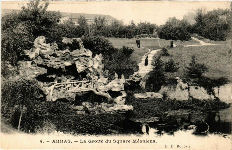 Carte postale ancienne Arras La Grotte du Square Méaulens à Arras