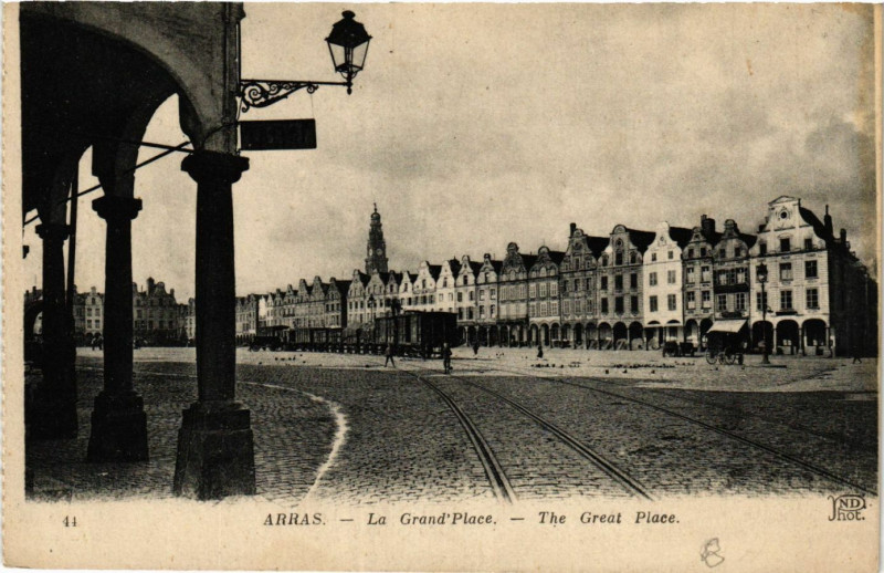 Carte postale ancienne Arras La Grand Place à Arras