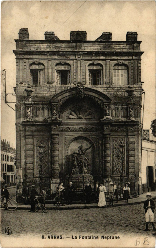 Carte postale ancienne Arras La Fontaine Neptune à Arras