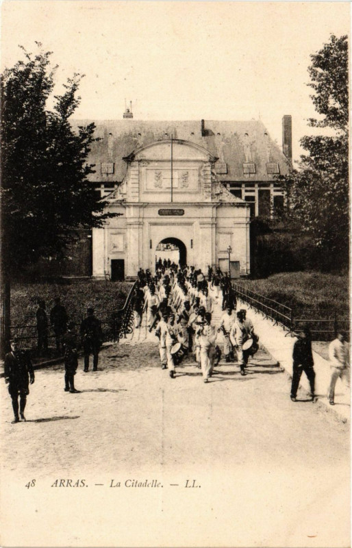 Carte postale ancienne Arras La Citadelle à Arras