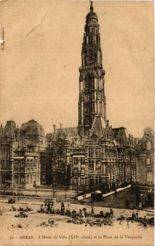 Carte postale ancienne Arras L'Hotel de Ville et la Place de la Vacquerie à Arras