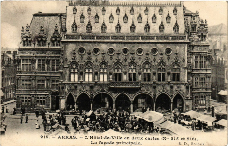 Carte postale ancienne Arras L'Hotel de Ville en deux cartes-La facade principale à Arras