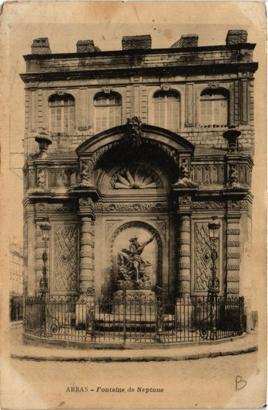Carte postale ancienne Arras Fontaine de Neptune à Arras