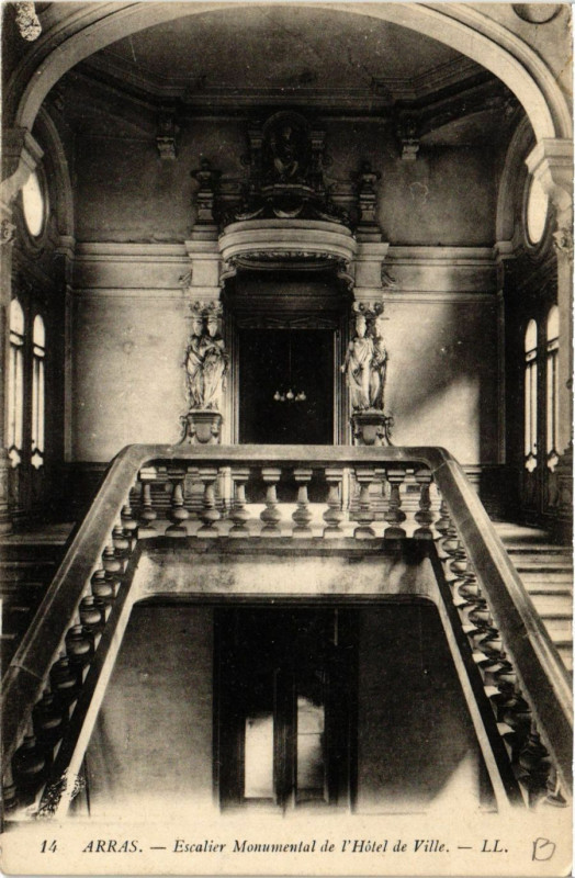 Carte postale ancienne Arras Escalier Monumental de l'Hotel de Ville à Arras