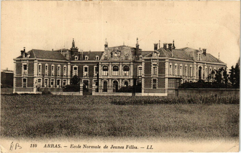 Carte postale ancienne Arras Ecole Normale de Jeunes Filles à Arras