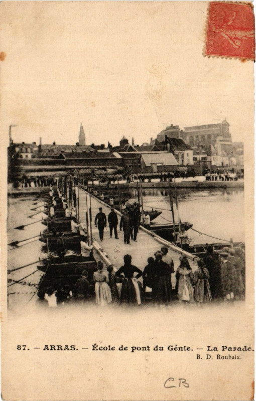 Carte postale ancienne Arras Ecole de pont du Génie-La Parade à Arras