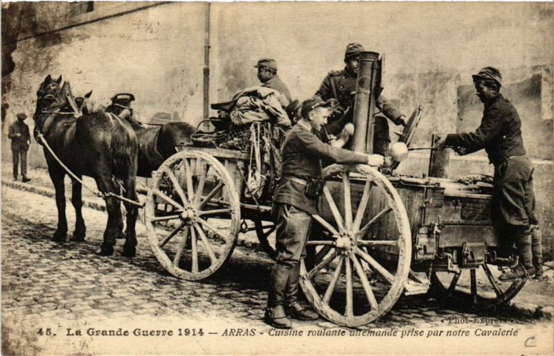 Carte postale ancienne Arras Cuisine roulante allemande prise par notre Cavalerie à Arras