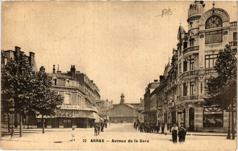 Carte postale ancienne Arras Avenue de la Gare à Arras