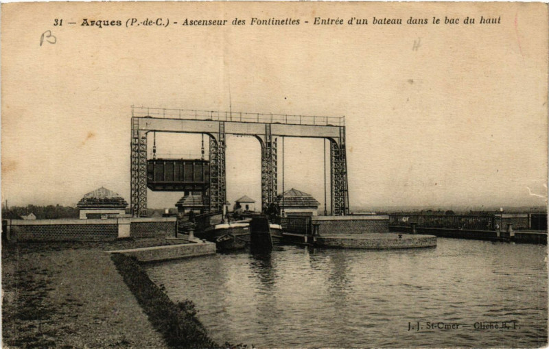 Carte postale ancienne Arques Entrée d'un bateau dans le bac du haut à Arques