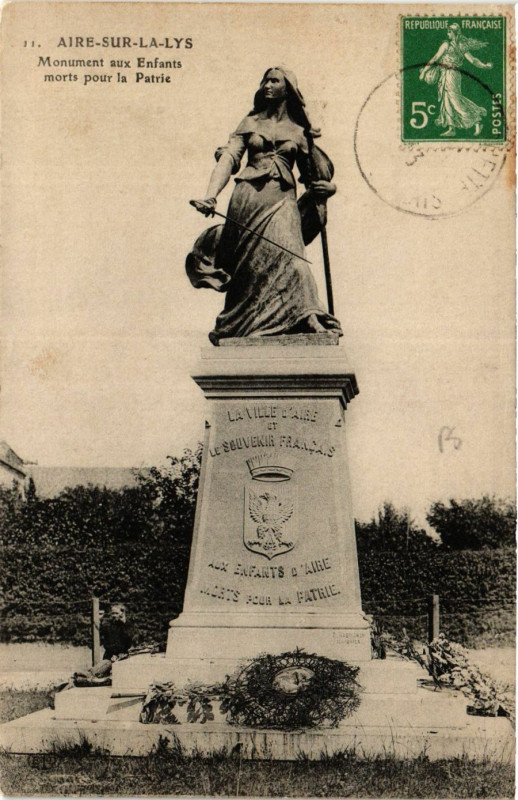Carte postale ancienne Aire-sur-la-Lys Monument aux Enfants morts pour la Patrie à Aire-sur-la-Lys