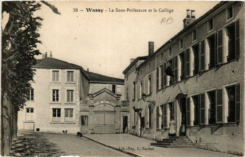 Carte postale ancienne Wassy La Sous-Prefecture et le College