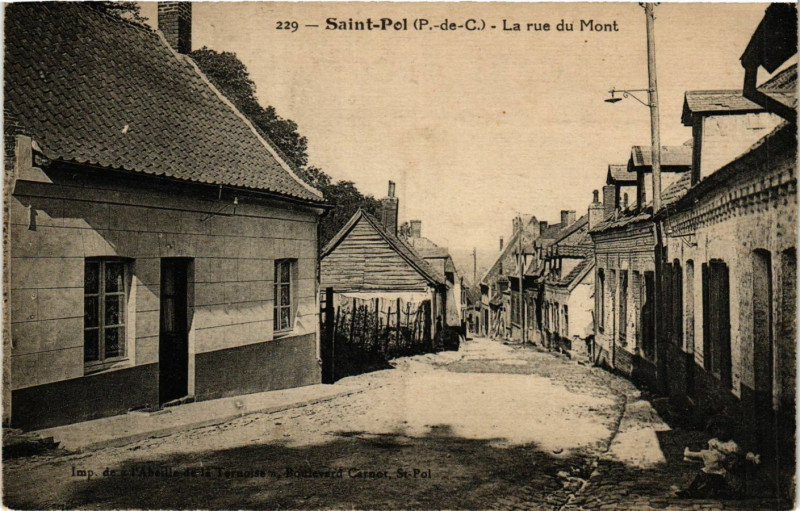 Carte postale ancienne Saint-Pol La rue du Mont