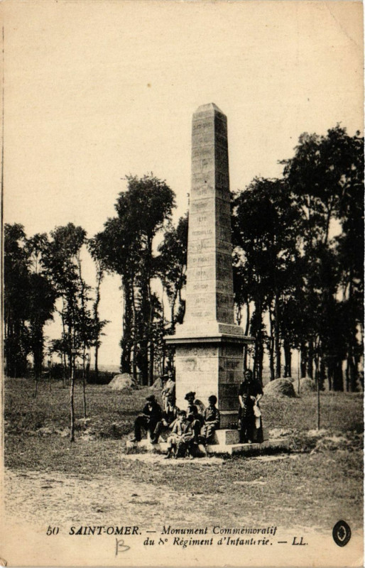 Carte postale ancienne Saint-Omer Monument Commemoratif du 8e Regiment d'Infanterie à Saint-Omer